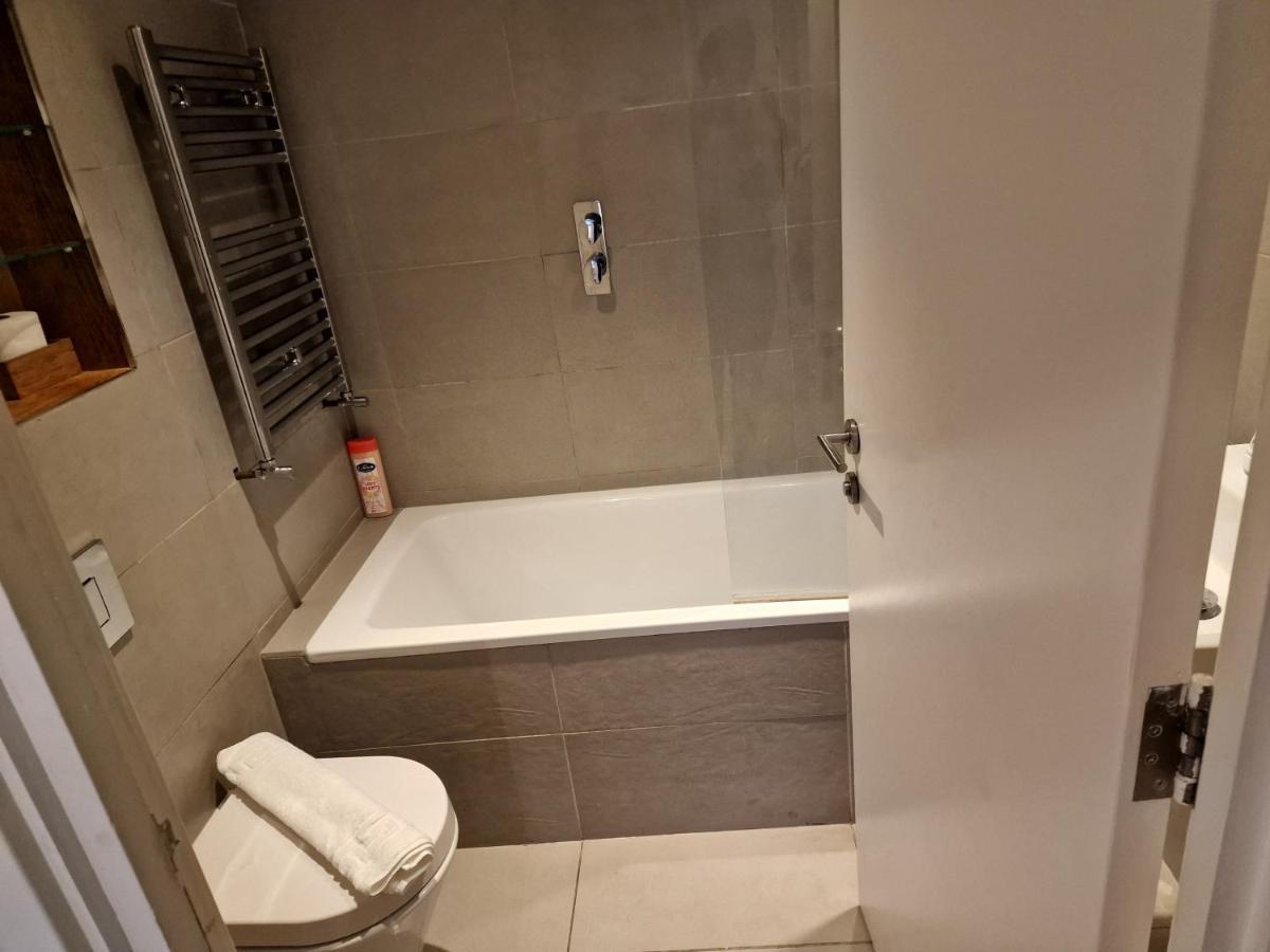 Lovely 1-Bed Apartment In Лондон Экстерьер фото